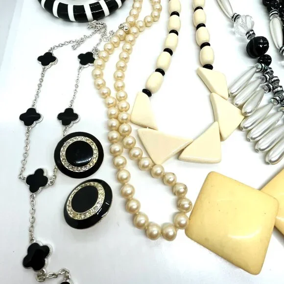 VINTAGE MODERN JEWELRY LOT BLACK WHITE NECKLACES EARRINGS BANGLE CURATED - Picture 10 of 13